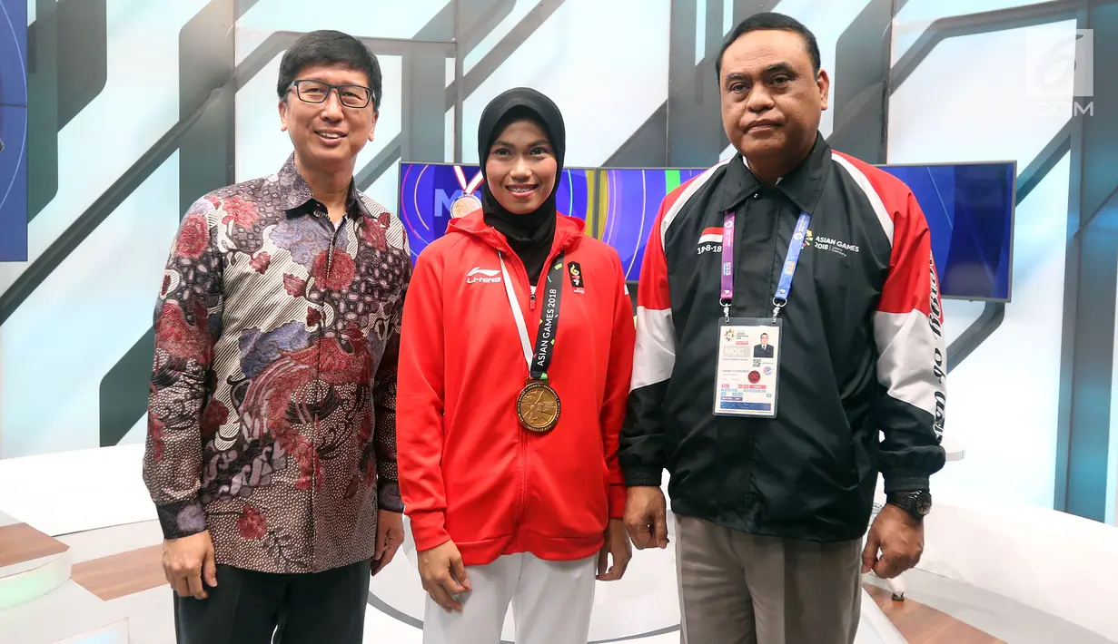 CDM Asian Games 2018, Komjen Pol Syafruddin dan Atlet Taekwondo Defia Rosmaniar foto bersama dengan COO Emtek Group Sutanto Hartono saat berkunjung ke SCTV, Senayan City, Jakarta, Senin (20/8). (Liputan6.com/Johan Tallo)