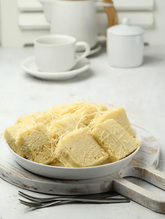 Bolu kukus susu keju ini bisa dinikmati dengan secangkir kopi hangat di sore hari. Aroma keju dan aroma kopi bisa memberi efek yang bisa membuat tubuh terasa lebih rileks saat bersantai./Copyright shutterstock.com/id/g/Anjarsari+laofiati+putri