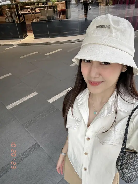 Paduan top bernuansa putih dengan aksen kantong juga hadirkan gaya seru yang hadirkan kesan chic. [Foto: Instagram/  Shasa Zhania]