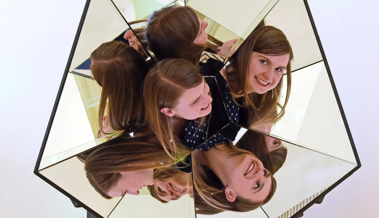 Pengunjung berpose dalam Kaleidoscope selama pameran bertajuk 'Tricked! - The Spectacular Illusion Exhibition' di Kastil Augustusburg di Augustusburg, Jerman, 1 Oktober 2019. Pameran itu menghadirkan karya seniman Meksiko Yunuen Esparza yang mulai dibuka pada 5 Oktober 2019. (AP/Jens Meyer)