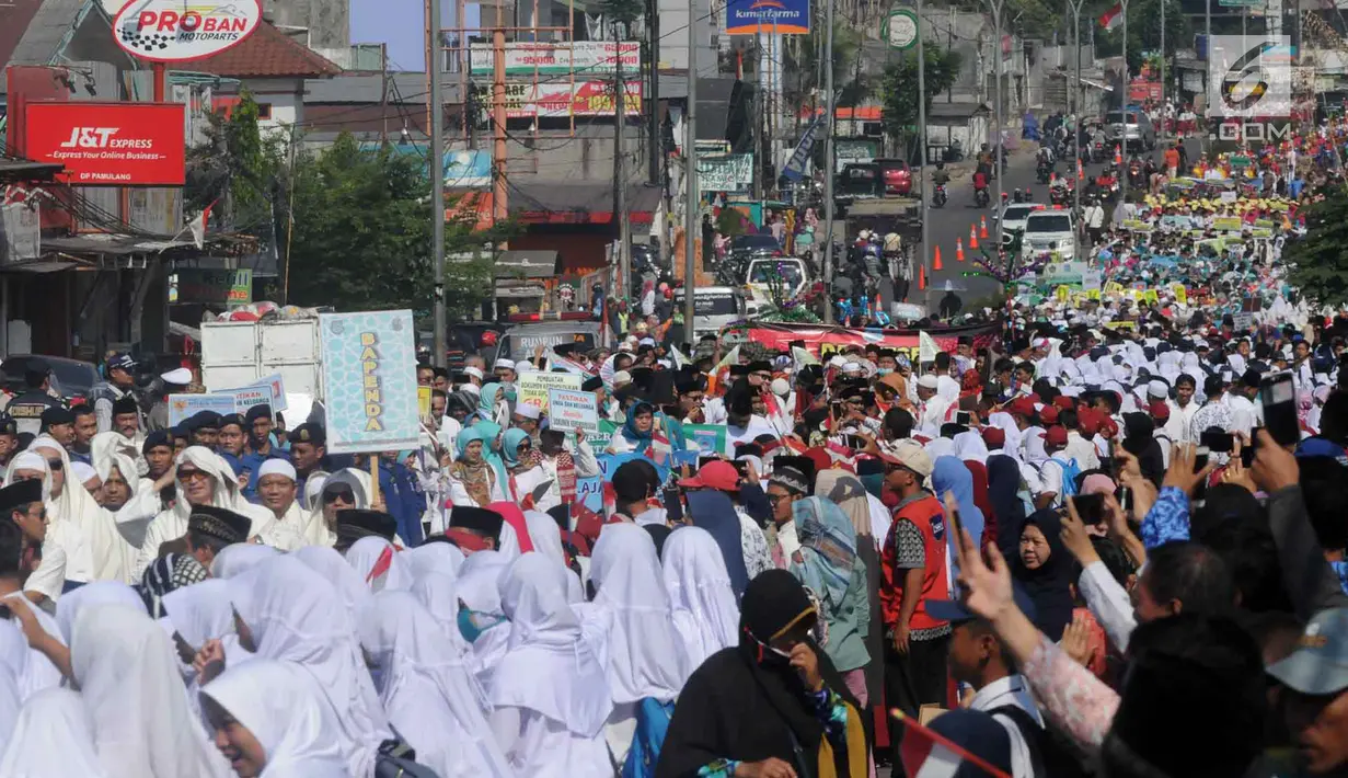 Ribuan warga menyaksikan pawai Musabaqah Tilawatil Quran (MTQ) ke-9 tingkat Kota Tangerang Selatan (Tangsel), Banten, Senin (17/9). Pawai dilakukan di sepanjang Jalan Siliwangi, Pamulang. (Merdeka.com/Arie Basuki)