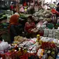 Aktivitas jual beli di pasar Kebayoran Lama, Jakarta, Selasa (3/1). BPS menyebut kelompok bahan makanan menjadi penyumbang inflasi terbesar sepanjang 2016 yakni mencapai 1,21 persen dari inflasi 2016 yang mencapai 3,02 persen. (Liputan6.com/Angga Yuniar)