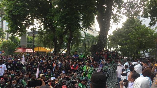 Pihak Kementerian Perhubungan (Kemenhub) mendatangi massa pengendara ojek online (ojol) yang demo di Jalan Medan Merdeka Barat, Jakarta Pusat, Rabu (5/1/2021).