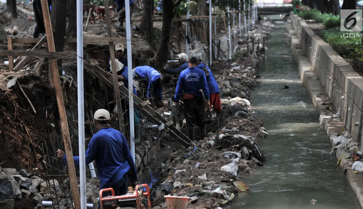 Petugas Suku Dinas Sumber Daya Air Jakarta Timur menyelesaikan pembangunan turap di Kali Aliran Timur, Rawamangun, Jakarta, Senin (8/4). Pembangunan turap tersebut bertujuan mengganti dinding yang rusak akibat longsor dan memperlancar aliran kali. (merdeka.com/Iqbal Nugroho)