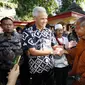 Gubernur Jawa Tengah Ganjar Pranowo, menyapa 32 biksu yang sedang melakukan Thudong atau prosesi jalan kaki dari Thailand menuju Candi Borobudur, Magelang pada Selasa (30/5) pagi (Istimewa)