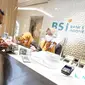 Nasabah BSI mengambil uang dollar usai  layanan ATM antar bank telah Kembali pulih di Gedung Wisma Mandiri I di Jakarta , Kamis (11/05/2023). (Liputan6.com)