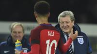 Pelatih Timnas Inggris, Roy Hodgson, puas dengan performa anak-anak asuhnya kala mengalahkan Jerman 3-2, Sabtu (26/3/2016). (EPA/Jason Powell)
