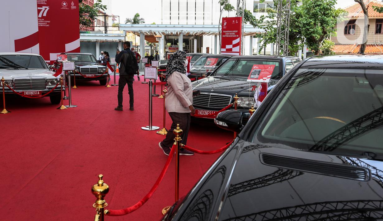 Suasana Pameran Mobil Kepresidenan yang digelar oleh Kementerian Sekretariat Negara (Kemensetneg) di Gedung Sarinah, Jakarta Pusat, Kamis (18/8/2022). Pameran dalam rangka Hari Ulang Tahun ke-77 Kemerdekaan Republik Indonesia ini digelar hingga 22 Agustus mendatang dan memamerkan mobil kepresidenan dari Era Presiden Soekarno hingga Presiden Joko Widodo. (Liputan6.com/Johan Tallo)