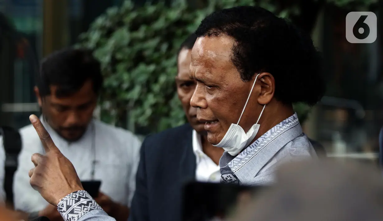 Tenaga Ahli PD Pasar Jaya, Rosario de Marshall alias Hercules (tengah) memberi keterangan kepada wartawan usai menjalani pemeriksaan di Gedung Merah Putih Komisi Pemberantasan Korupsi (KPK), Jakarta, Kamis (19/1/2023). Rosario de Marshall alias Hercules memenuhi panggilan KPK sebagai saksi di kasus suap penanganan perkara di Mahkamah Agung (MA). (Liputan6.com/Helmi Fithriansyah)