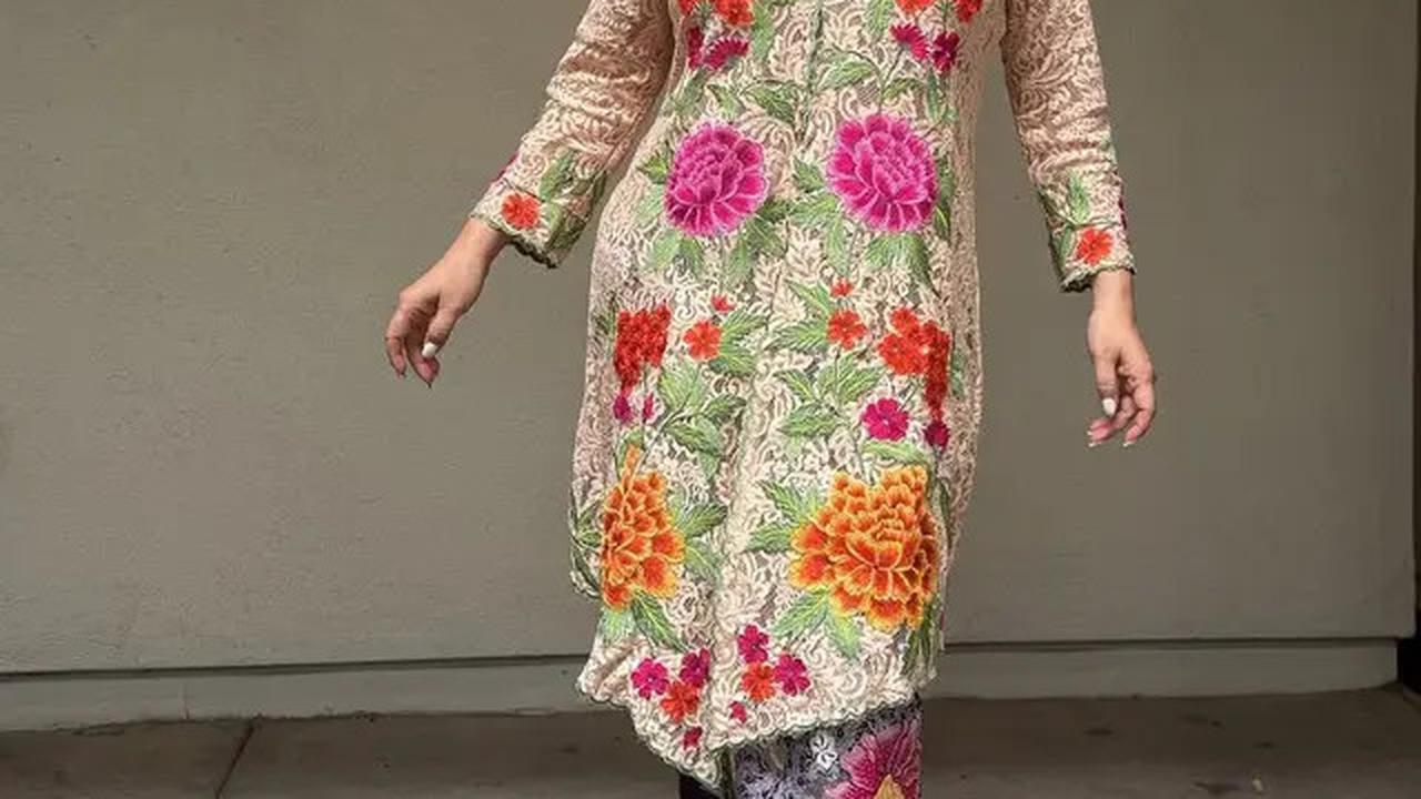 7 Model Kebaya Brokat Motif Bunga, Pilihan Titi DJ di Acara Pernikahan Putrinya Curi Perhatian