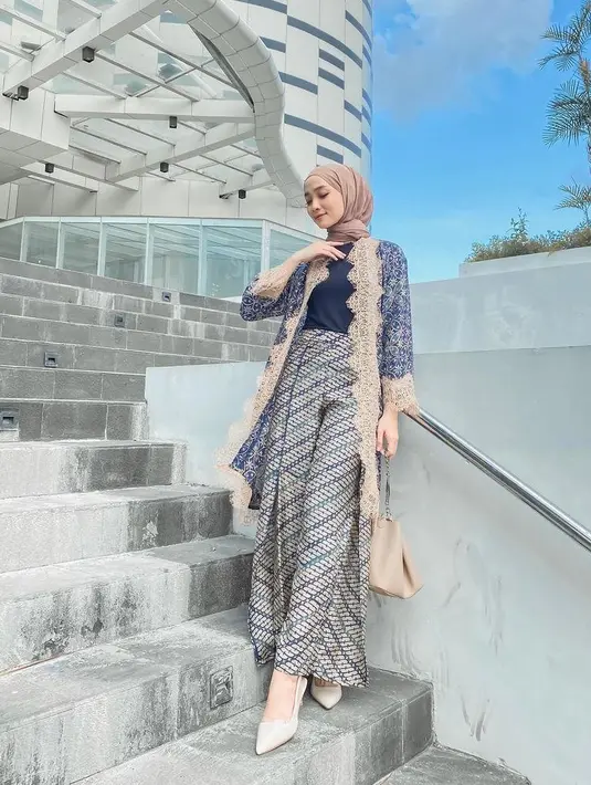 Untuk kamu yang tidak ingin ribet tapi tetap ingin tampil stylish, bisa pilih outer brokat kimono dengan kulot batik seperti hijaber Liza Rosalita satu ini. (Instagram/liza.rosalita).