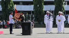 Marsekal TNI Hadi Tjahjanto menerima Panji TNI dari pejabat lama Jenderal TNI Gatot Nurmantyo dalam upacara Sertijab Panglima TNI di Mabes TNI Cilangkap,  Sabtu (9/12). Hadi resmi menjadi Panglima TNI setelah Presiden Jokowi. (Liputan6.com/Faizal Fanani)