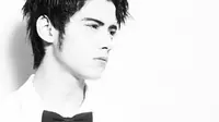Wajah Maskulin Aliando Syarief Berbalut Jas dan Dasi Kupu-kupu