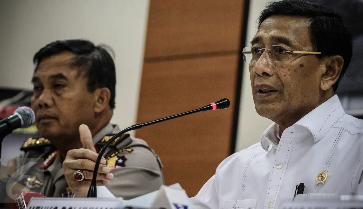 Menkopolhukam Wiranto memberikan penjelasan dalam Konferensi pers Saber Pungli di Media Center Kemenkopolhukam, Jakarta, Kamis (24/11). Wiranto menegaskan, pemerintah sangat serius menangani pemberantasan pungli. (Liputan6.com/Faizal Fanani)