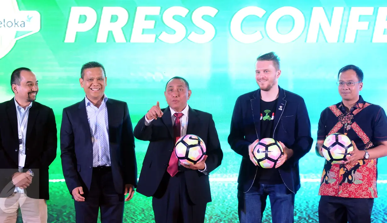 Ketua Umum PSSI Edy Rahmayadi (tengah) saat menghadiri perkenalan sekaligus peluncuran Liga 1 di Jakarta, Senin (10/4). Liga 1 akan digelar pada 15 April mendatang bergulir selama 34 pekan dan diikuti 18 tim. (Liputan6.com/Helmi Fithriansyah)