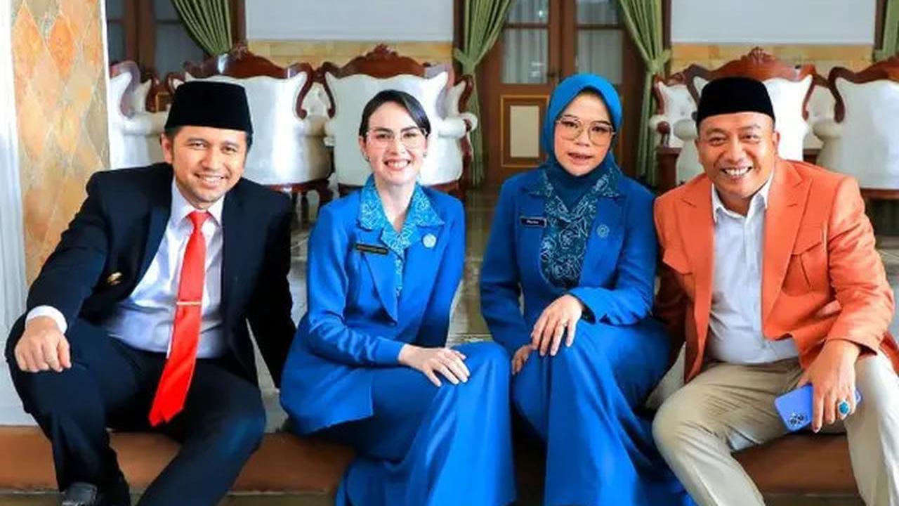 6 Outfit Ibu Pejabat ala Arumi Bachsin yang Penuh Wibawa, dari Batik Kekinian hingga Kebaya Elegan