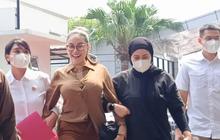 Potret Terbaru Nikita Mirzani saat Tiba di Kejari Jakarta Selatan, Senyum Lebar dan Tangan Tak Diborgol