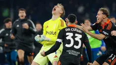 Kiper Como, Jean Butez, merayakan kemenangan bersama rekan setimnya usai mengalahkan Napoli pada laga perempat final Coppa Italia di Stadion Diego Armando Maradona, Rabu (11/2/2026). (Alessandro Garofalo/LaPresse via AP)