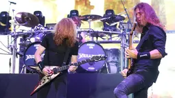 Aksi panggung gitaris sekaligus vokalis Megadeth, Mustaine dan gitaris Kiko Loureiro saat tampil menghibur penonton Jogjarockarta 2018 di Stadion Kridosono, Yogyakarta (27/10). (Fimela.Com/Bambang E.Ros)