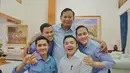 Mayor Teddy memiliki gaya khas berpenampilan dalam balutan kemeja berwarna polos, saat mendampingi Prabowo berkampanye. [Foto: Instagram/tedskygallery]