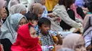 Seorang anak kecil sedang meminum air mineral saat momen buka puasa di Masjid Istiqlal. (Foto: Istimewa)