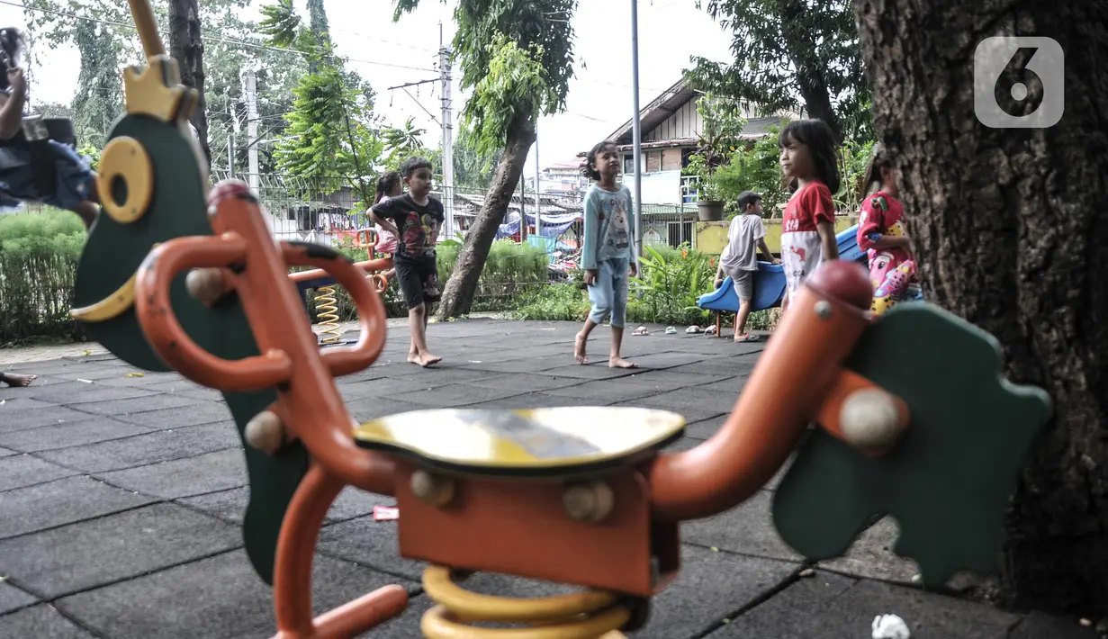 Anak-anak saat bermain di Ruang Publik Terpadu Ramah Anak (RPTRA) Benhil 2, Bendungan Hilir, Jakarta, Rabu (14/9/2022). Pemerintah Provinsi DKI Jakarta gencar membangun ruang publik di Ibu kota guna meningkatkan interaksi antarwarga dan sebagai destinasi hiburan alternatif. (merdeka.com/Iqbal S. Nugroho)