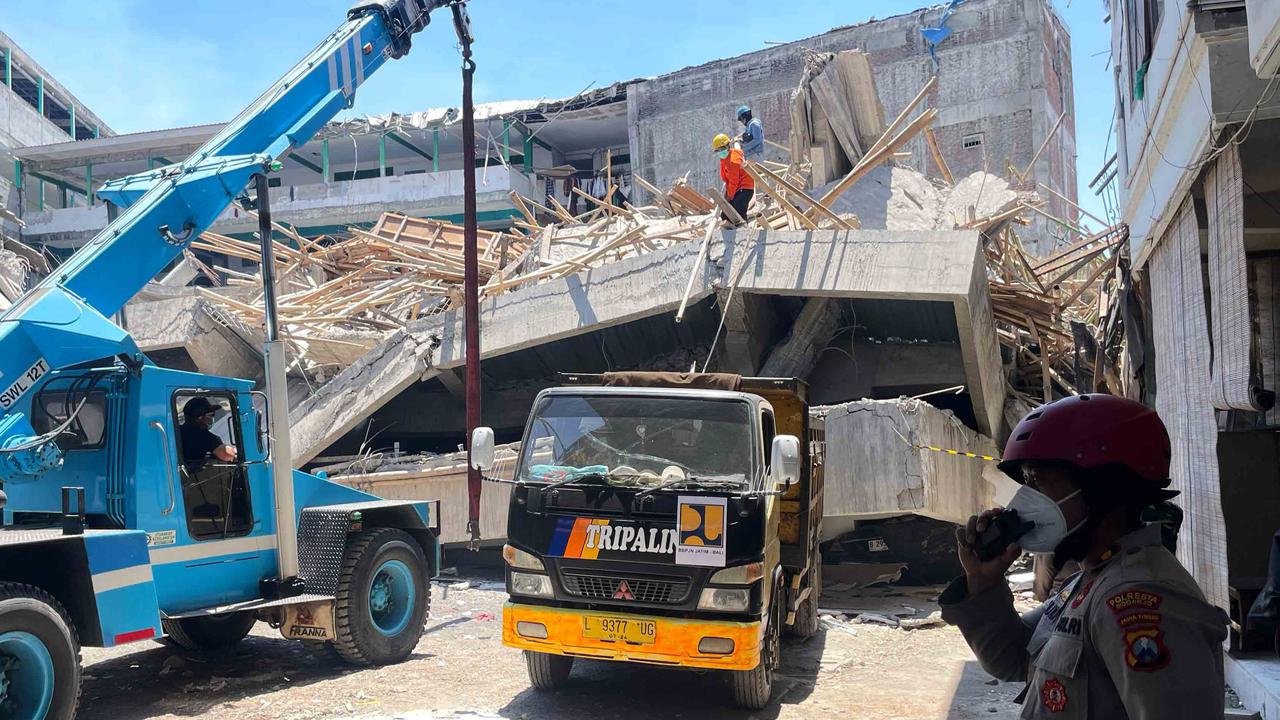 FOTO: Tragedi Musala Ponpes Al Khoziny,  Evakuasi Korban Dilanjutkan dengan  Alat  Berat