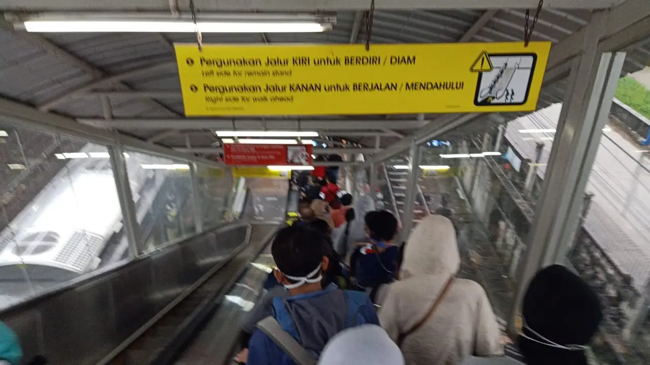 Kondisi kepadatan penumpang di stasiun Tanah Abang. (Foto: