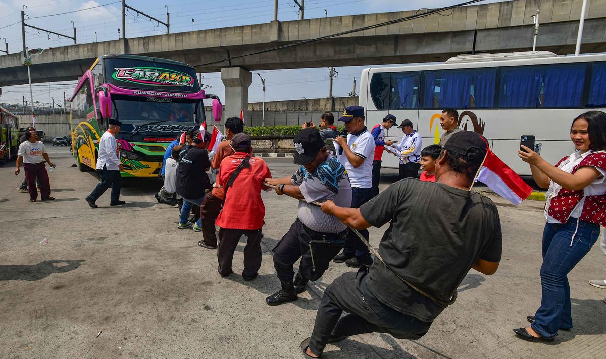 Keseruan Lomba Tarik Bus Sambut HUT ke-81 RI
