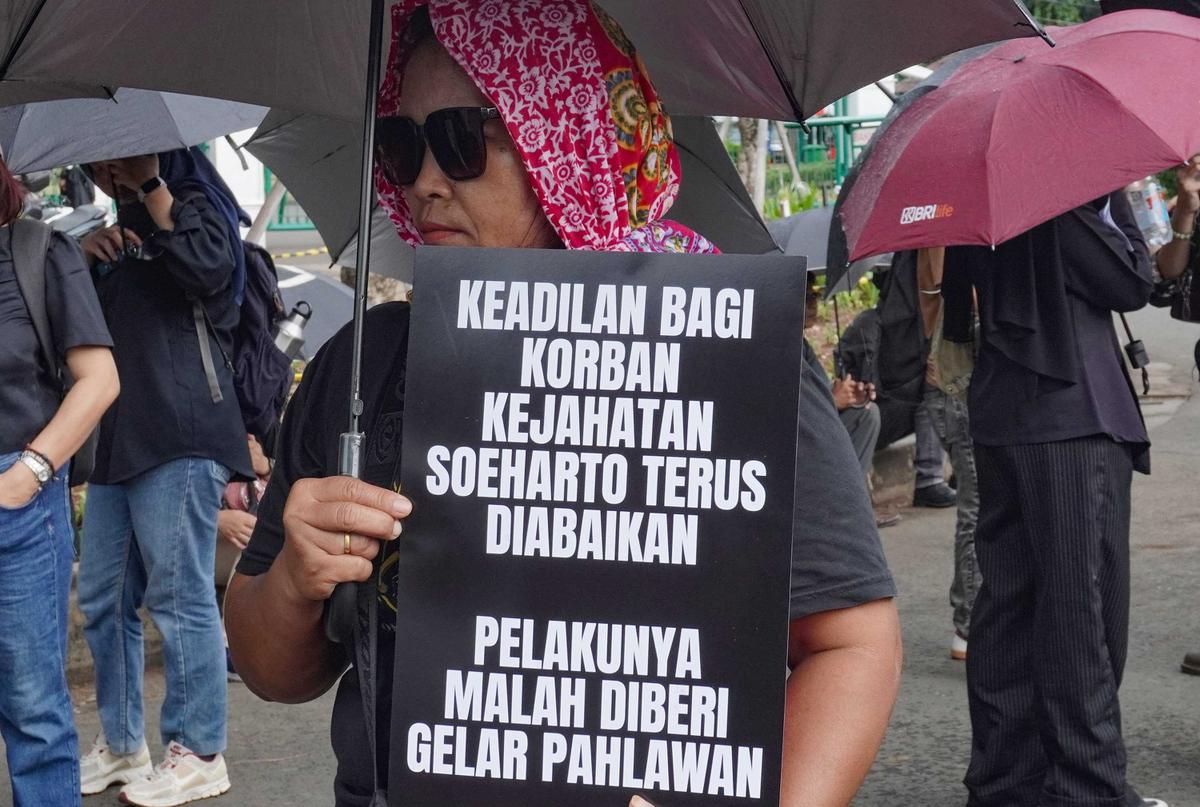 FOTO: Aksi Kamisan ke-883,  Sorotan Kritis Setahun Pemerintahan Prabowo-Gibran