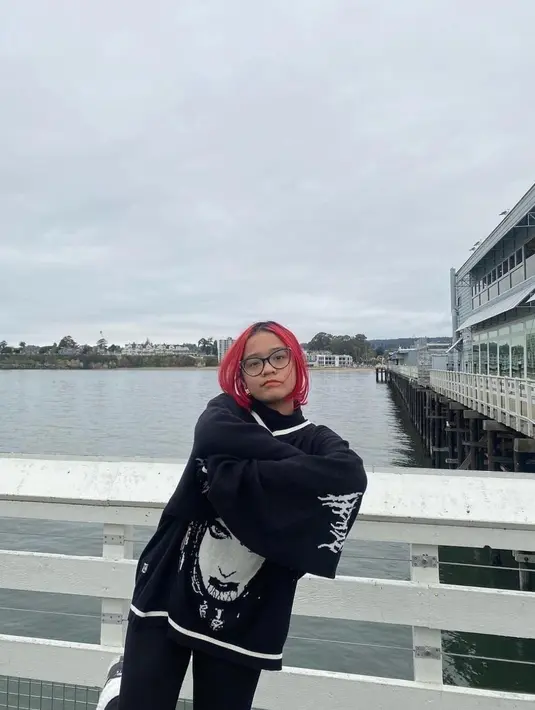 Tengah dikabarkan dekat dengan pria bule, Cinta Kuya selalu totalitas berpose dengan kostum anime yang ia beli. Hobi tersebut selalu ia geluti berkat dukungan dari kedua orang tua di tanah air. (Liputan6.com/IG/cintakuya)