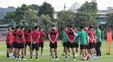 Sejumlah pemain Timnas Indonesia melakukan latihan menjelang laga FIFA Matchday melawan Palestina di Lapangan Thor, Surabaya, Rabu (7/6/2023) sore WIB. Sebanyak tujuh pemain tambahan meliputi Edo Febriansyah, Marc Klok, Ricky Kambuaya, Rachmat Irianto, Marselino Ferdinan, Ernando Ari, dan Stefano Lilipaly yang ikut bergabung pada latihan hari kedua ini. (Bola.com/Wahyu Pratama)