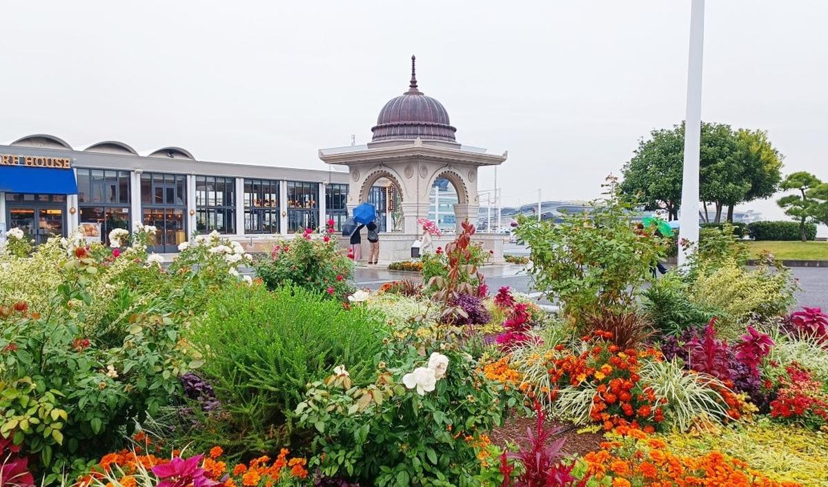 4. Anda bisa menemukan beberapa pancuran air dan monumen-monumen bernilai sejarah di sekitar taman.