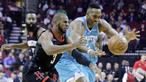 Pebasket Houston Rockets, Chris Paul, berebut bola dengan pebasket Charlotte Hornets, Dwight Howard, pada laga NBA di Stadion Toyota Center, Kamis (14/12/2017). Houston Rockets menang 108-96 atas Charlotte Hornets. (AP/Michael Wyke)