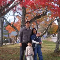 Mereka tampil kompak dalam fall outfit bernuansa hangat yang bisa dengan mudah ditiru untuk liburan akhir tahun. [@nikitawillyofficial94].