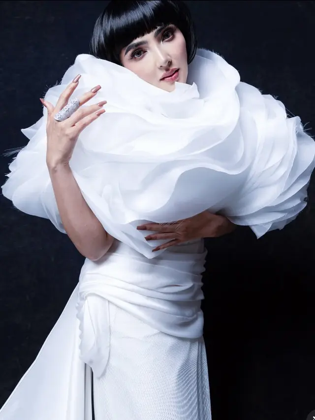 Ashanty dengan rambut pendek fresh. [@mozawahyu]