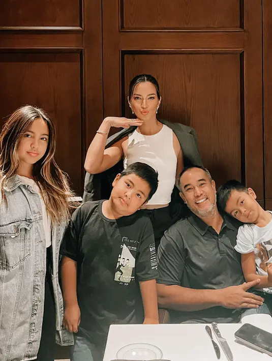 Denim menjadi fashion item yang tak pernah gagal melengkapi gaya fashionnya. [Foto: Instagram/ Nia Ramadhani]