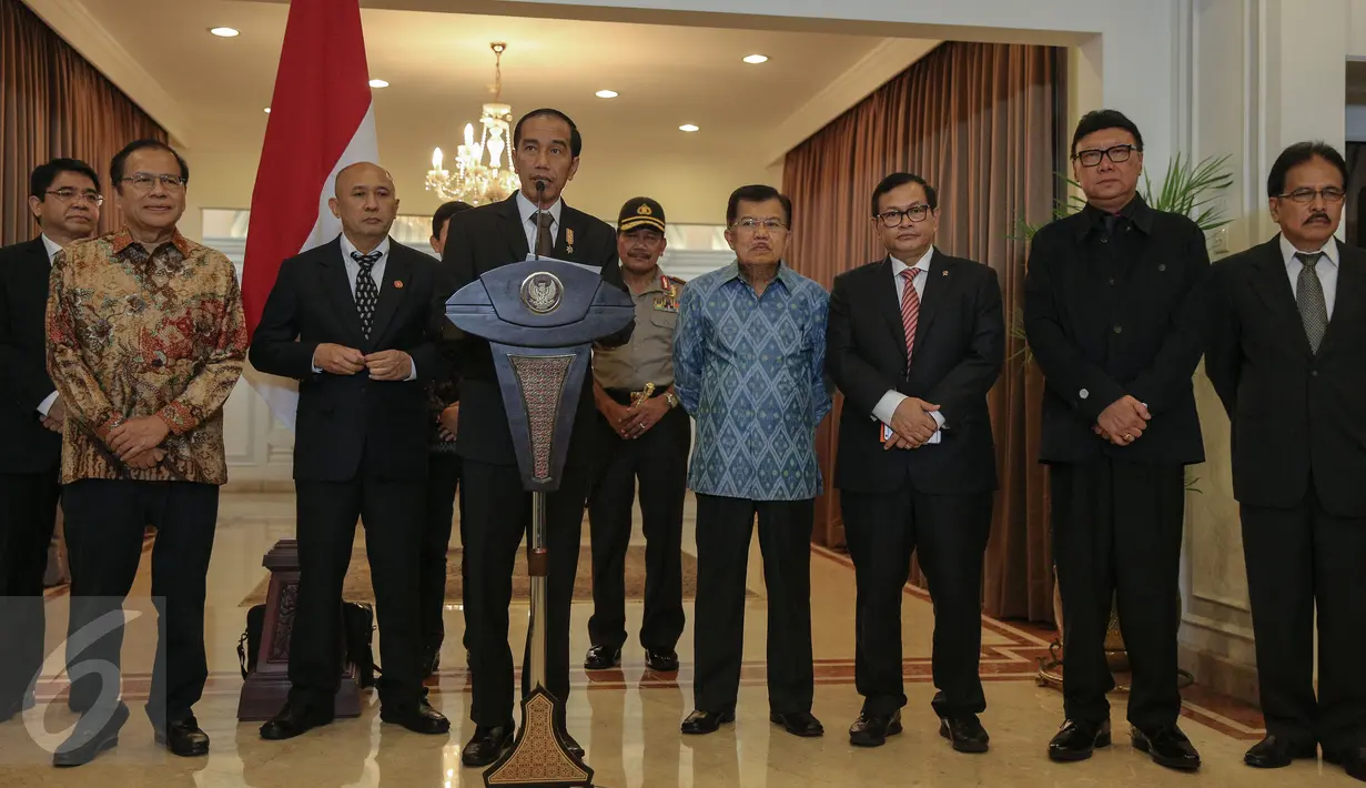 Presiden Jokowi saat memberi keterangan pers didampingi pejabat tinggi terkait di Bandara Halim Perdana Kusuma, Jakarta, Sabtu (24/10/2015). Jokowi akan melakukan kunjungan kerja ke Amerika Serikat. (Liputran6.com/Faizal Fanani)