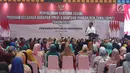 Presiden Joko Widodo memberi sambutan saat menyalurkan bantuan sosial PKH dan BPNT tahun 2019 di Bogor, Jumat (22/2). Pemerintah memberikan PKH 133.312 keluarga dan BPNT 189.990 keluarga Rp185,5 miliar untuk penerima di Bogor. (Liputan6.com/Angga Yuniar)