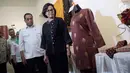 Menkeu Sri Mulyani bersama dengan Menhub Budi Karya melihat pakaian dalam pameran barang yang di lelang di Galeri Nasional, Jakarta, Rabu (28/2). (Liputan6.com/Angga Yuniar)