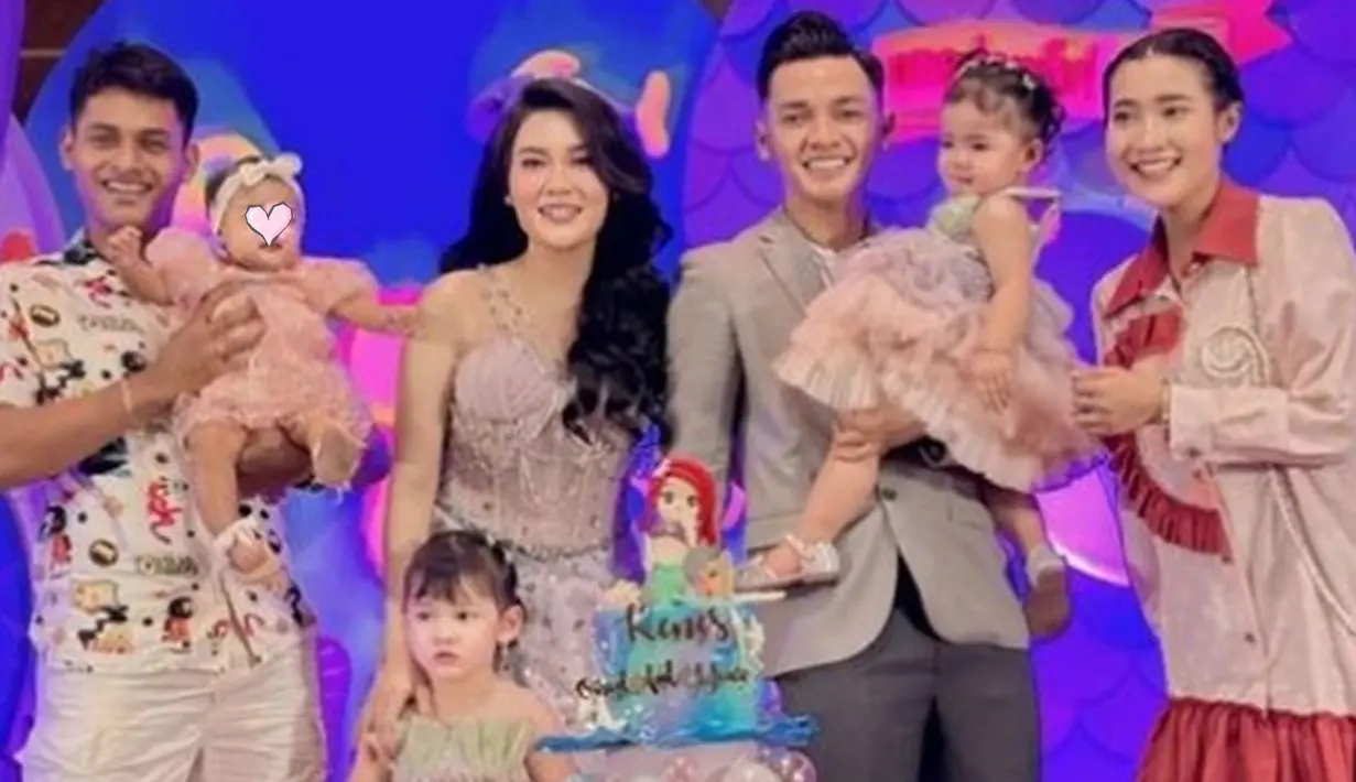 Mewarisi paras ayah dan ibunya yang tampan dan cantik, Gendhis dan Kenes pun tumbuh begitu cantik dan menggemaskan. Dua balita itu rupanya kehadiran teman baru yang juga masih bayi, yaitu anak dari Yeni Inka. Di momen tersebut pedangdut asal Blora itu juga datang bersama suami. (Liputan6.com/IG/@nellakharisma)
