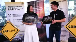 Marketing Manager Carsome Indonesia Maria Francisca dan Country Manager Carsome Indonesia Andreas Djingga berbincang di sela-sela peluncuran kampanye Carsome #YakinGakMauIkutanMobilGoyang, di Jakarta, Selasa (30/4). (Liputan6.com/HO/Wahyu)