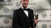 Asisten pelatih Manchester United, Ryan Giggs, mendapatkan penghargaan PFA Merit Award. (Daily Star)