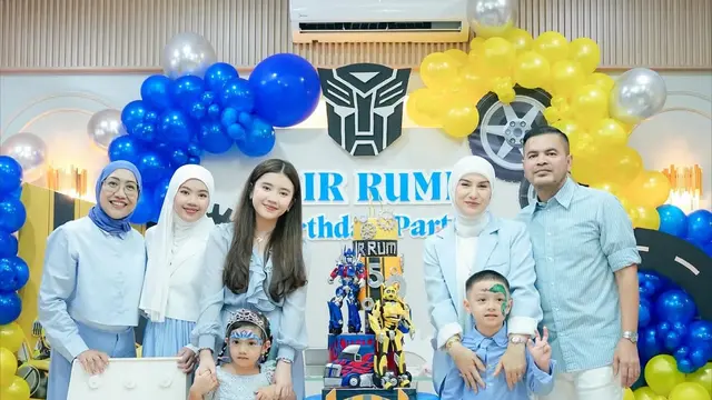 Irish Bella merayakan ulang tahun putra dengan tema warna biru. [@_irishbella_]