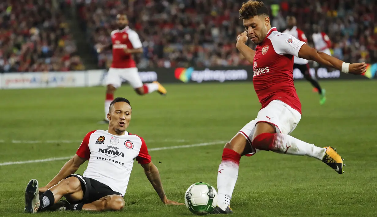 Pemain Western Sydney Wanderers, Kearyn Baccus, berusaha menghalau gerak gelandang Arsenal, Alex Oxlade-Chamberlain pada laga persahabatan di ANZ Stadium, Sabtu (15/7/2017). Arsenal menang 3-1 atas Western Sydney Wanderers. (EPA/Daniel Munoz)