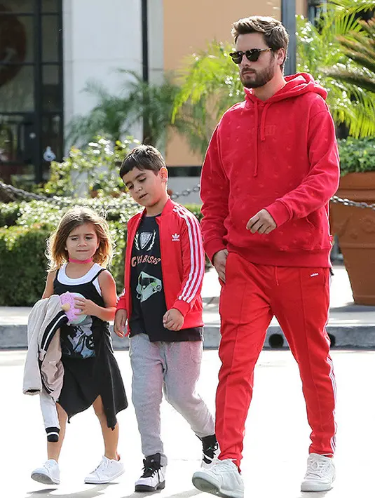 Dilansir dari HollywoodLife, Sofia sepertinya tak menikmati waktunya bersama dengan kedua anak Scott. (x17online.com)