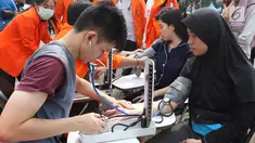 Warga mengecek darah saat car free day (CFD) di Jakarta,Minggu (13/1). Sejumlah mahasiswa dari universitas di Jakarta menggelar pengecekan darah bagi warga yang berolahraga saat CFD. (Liputan6.com/Angga Yuniar)