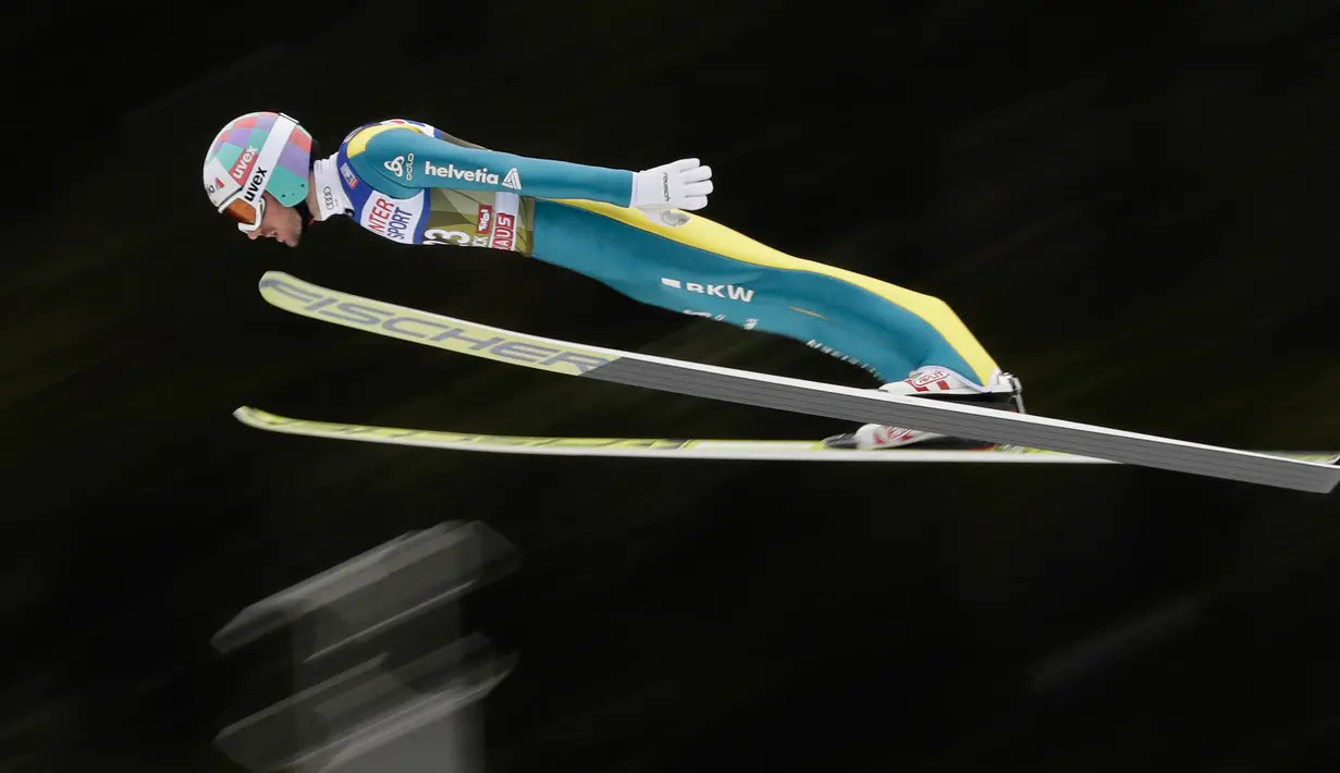 Pemain ski Swiss, Killian Peier melayang di udara pada putaran percobaan turnamen Four Hills Ski Jumping ke-65 di Innsbruck, Austria, Rabu (3/1). Turnamen ski bergengsi itu akan berakhir di Bischofshofen pada 6 Januari2018. (AP/Matthias Schrader)