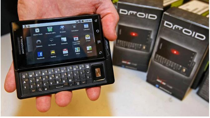 Salah satu smartphone pertama yang pakai OS Android, Moto Droid (Foto: Tech Crunch)
