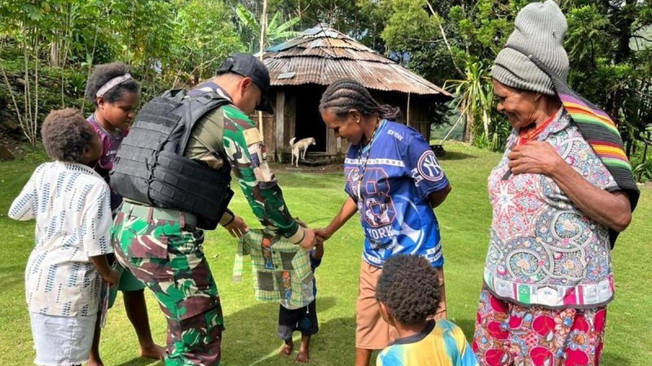 Satgas Pamtas Yonif 511 Tebar Senyum Harapan dengan Pakaian Baru di Kanggime Papua Pegunungan
